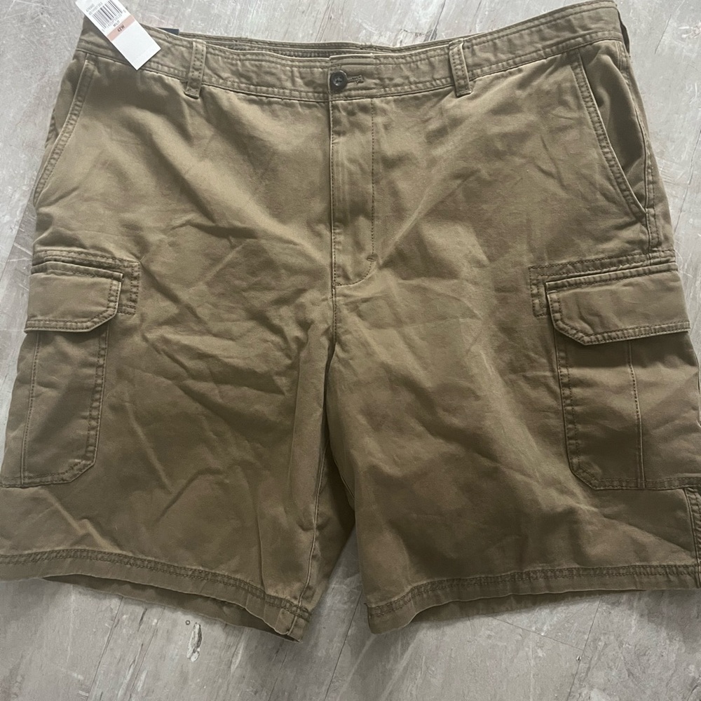 Izod Men’s Cargo Size 42  Flat Front tan NWT